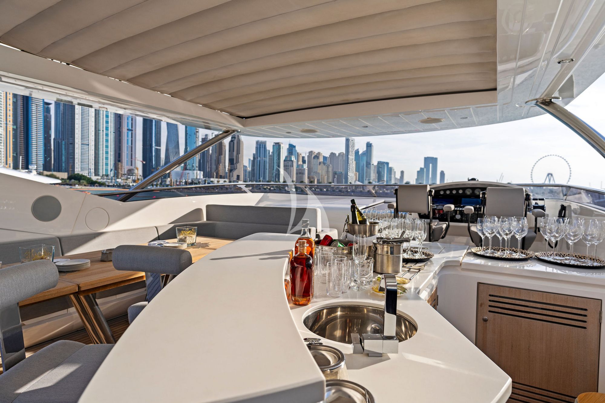 NEW EDGE Sunseeker 95 - flybridge minibar